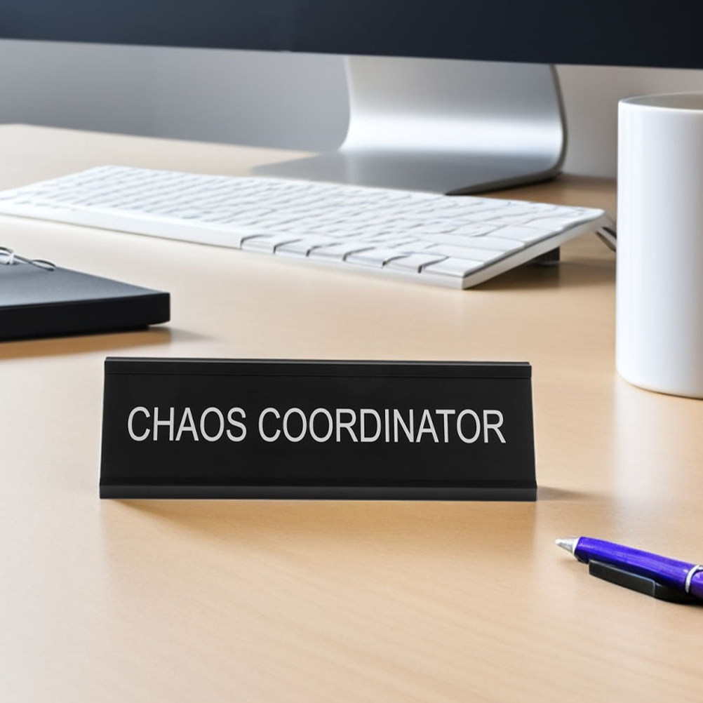 L-Shaped Chaos Coordinator Des - Desk Name Plate recension och pris