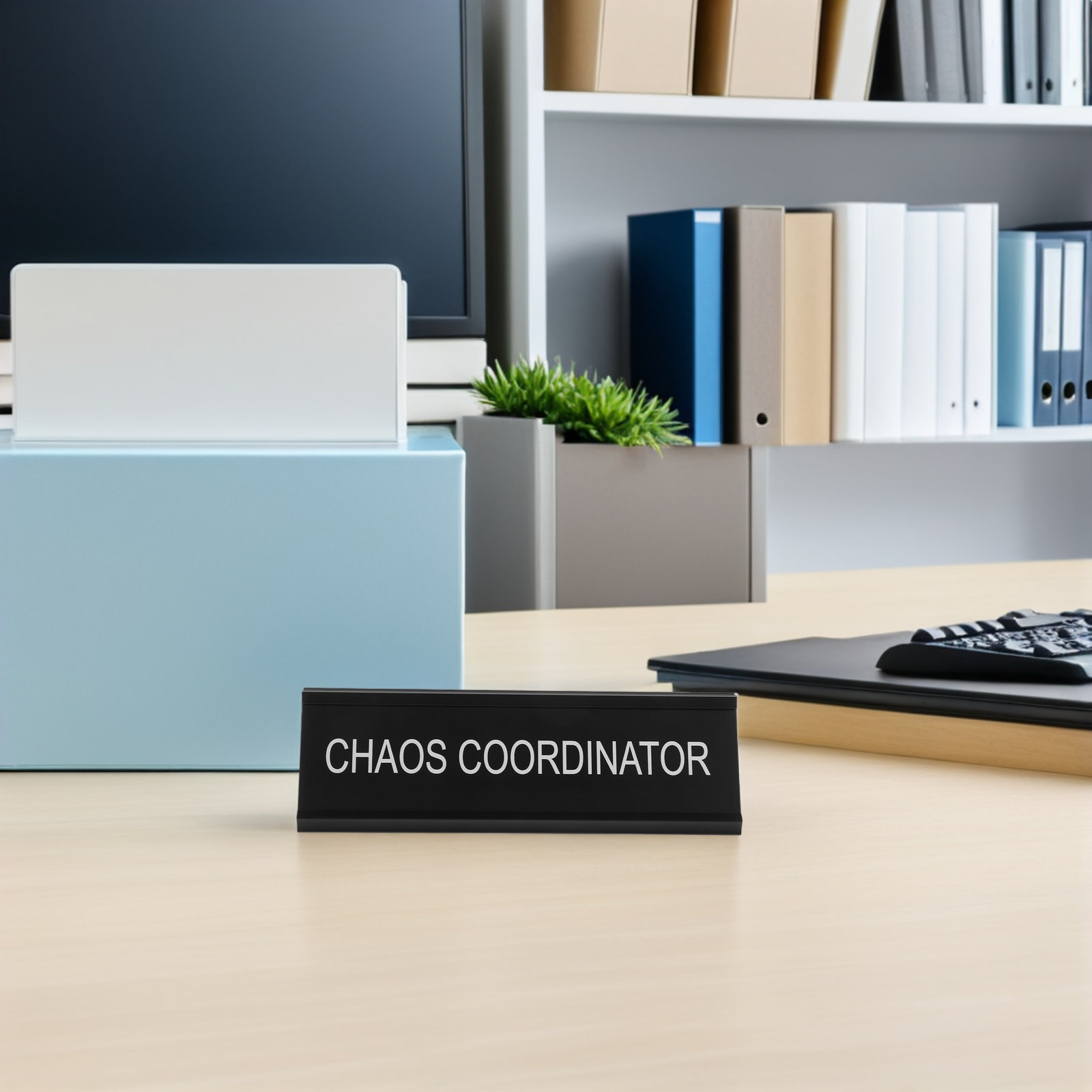 L-Shaped Chaos Coordinator Des - Desk Name Plate recension och pris